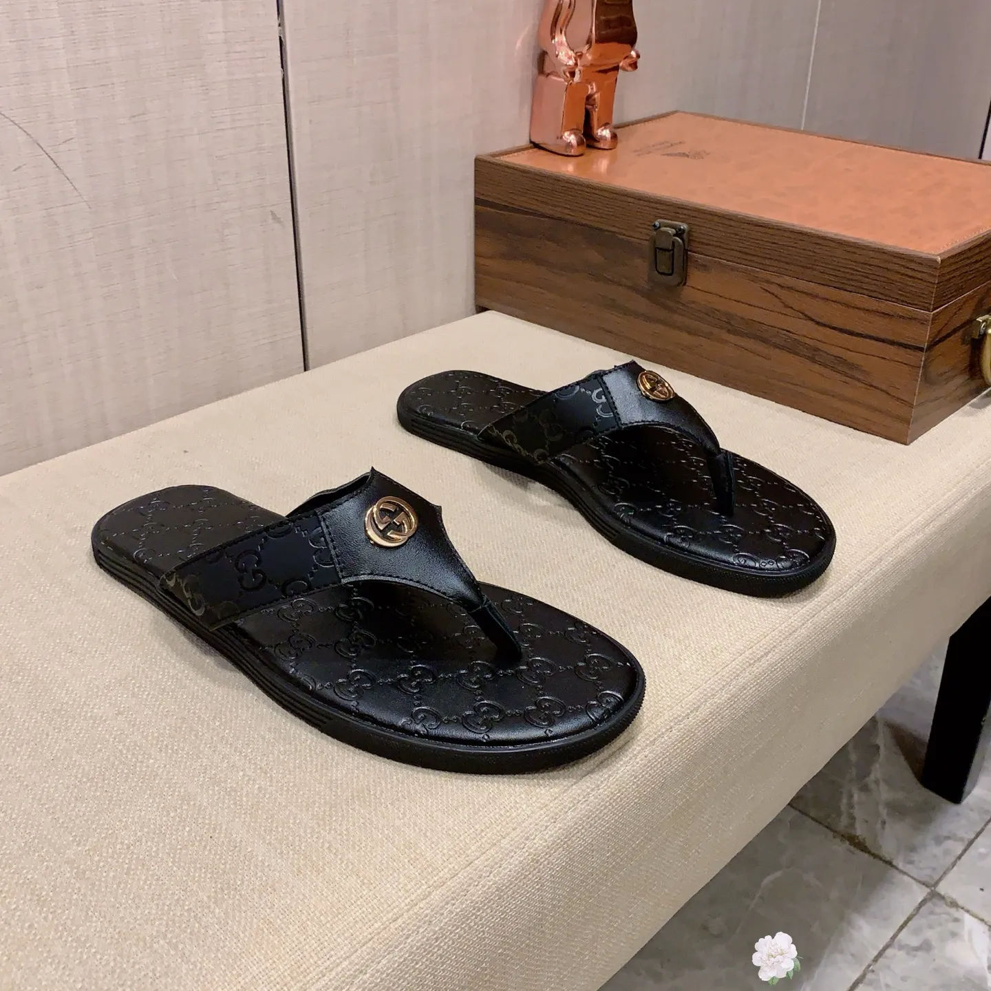 Slippers: New model: Factory price: 240💰💰🎩🎩🔥🔥《 Gucci* 》Series of slippers top purchasing agent🔍🔍Sold simultaneously for men, original Italian imported webbing made of selected cowhide, exquisite workmanship,), sole: (super comfortable) original factory special sole, ⚠️exclusive double-layer movable molded sole super comfortable⚠️, real shot🎬the real thing is more beautiful🔍🔍266 regular code 38-45,